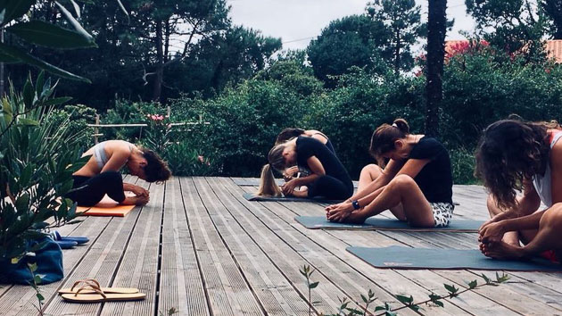 Venez pratiquer le yoga sur notre deck avec vue sur les Pyrénées